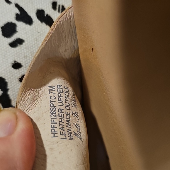 Donald j Pliner. Gorgeous thong slides with slight platform. Comfortable. EUC - Picture 3 of 9